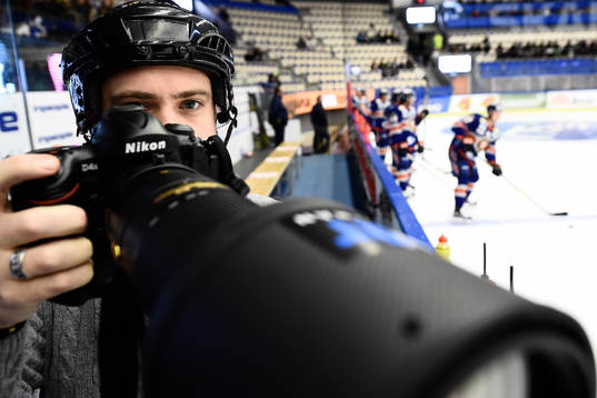Jonas Ljungdahl fotograferar
