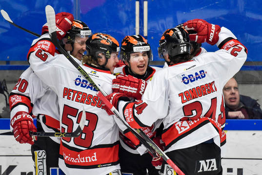 Örebros spelare jublar
