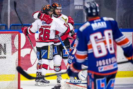 Örebros Greg Squires och Johan Wiklander jublar
