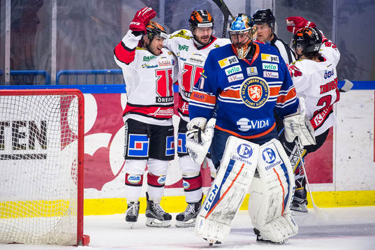 Örebros Greg Squires och Johan Wiklander jublar