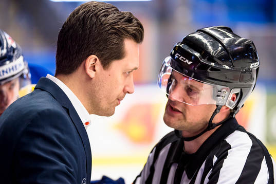 Växjös tränare Sam Hallam pratar med Domare Mikael Nord
