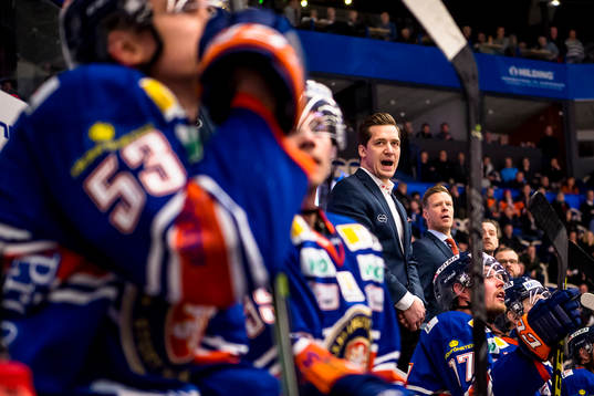 Växjös tränare Sam Hallam skriker