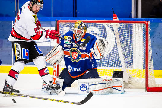 Örebros Justin Hodgman oroar framför Växjös målvakt
