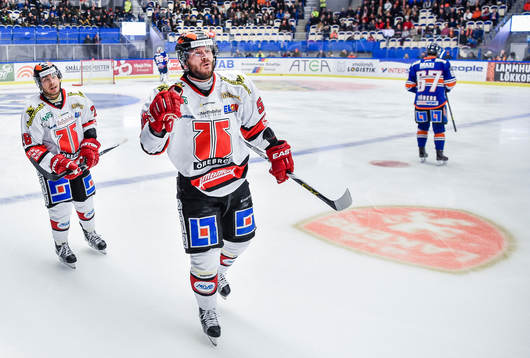 Örebros Johan Wiklander jublar