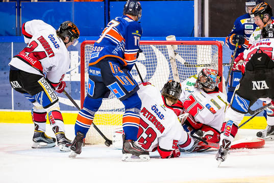 Växjös Erik Josefsson gör mål 2-3 målet vid en rörig