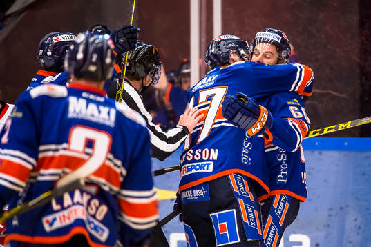 Växjös Alexander Johansson och Erik Josefsson jublar