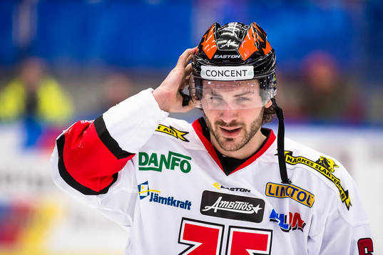 Örebros Justin Hodgman grinar illa
