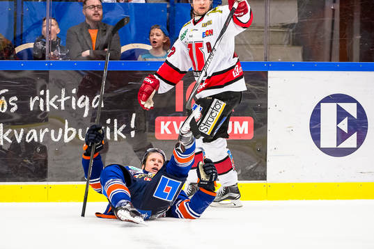 Örebros Johan Motin har fastnat med klubban i Växjös