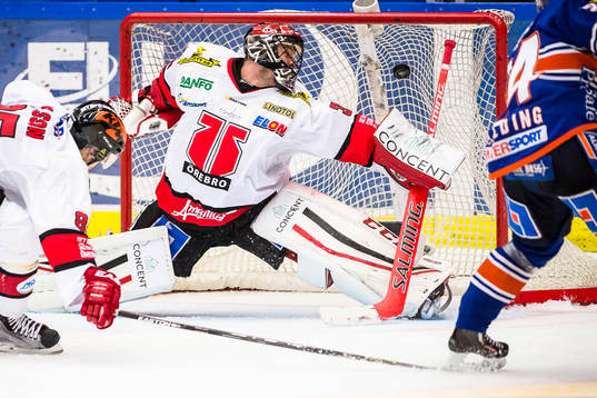 Växjös Joakim Hillding skjuter pucken i mål förbi