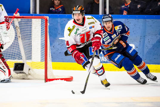 Örebros Petr Zamorsky  jagas av Växjös Robert Rosén