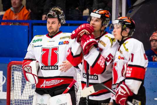 Örebros målvakt Julius Hudacek deppar