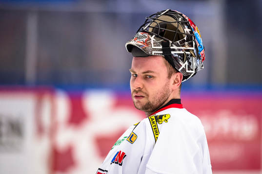 Örebros målvakt Julius Hudacek deppar