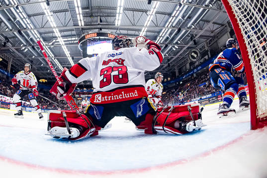 Växjös Richard Gynge (ej i bild) gör mål 1-2 bakom