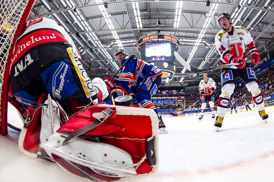Växjös Erik Josefsson (ej i bild) gör mål 2-3. Örebros