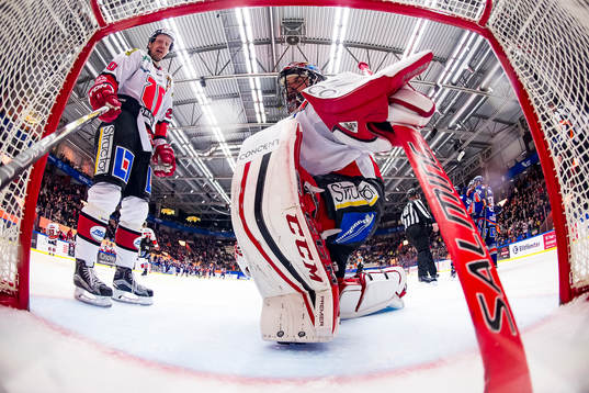 Örebros Marcus Weinstock och målvakt Julius Hudacek deppar