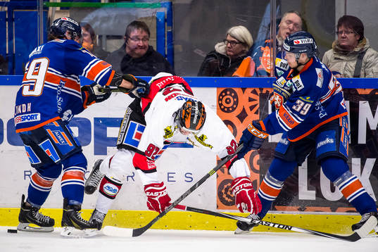 Örebros Emil Eriksson faller