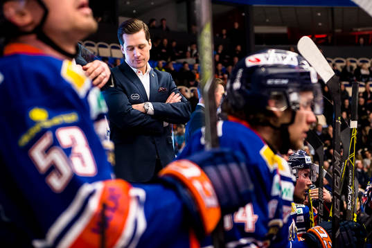 Växjös tränare Sam Hallam deppar