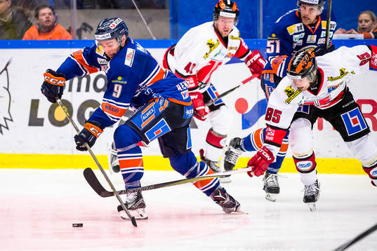 Växjös Josh Hennessy jagas av Örebros Kalle Olsson