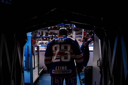 Växjös Ville Leino på väg ut till rinken
