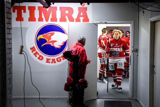 Timrås Daniel Öhrn före ishockeymatchen i