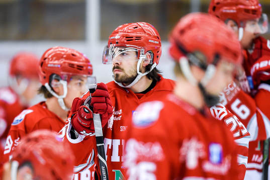 Timrås John Westin deppar före ishockeymatchen i