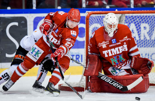 Timrås Niklas Tikkinen passerar Timrås målvakt Johan