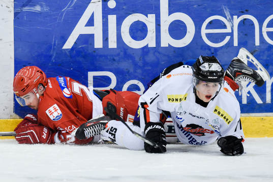 Timrås Emil Berglund och Asplövens Kyle Jean