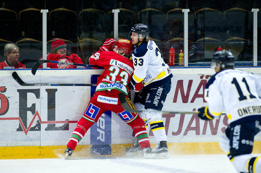 Modos Kristian Jakobsson och HV71s Niklas Hansson och Simon