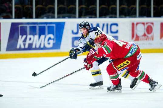 HV71s Chris Abbott och Modos Oscar Hedman