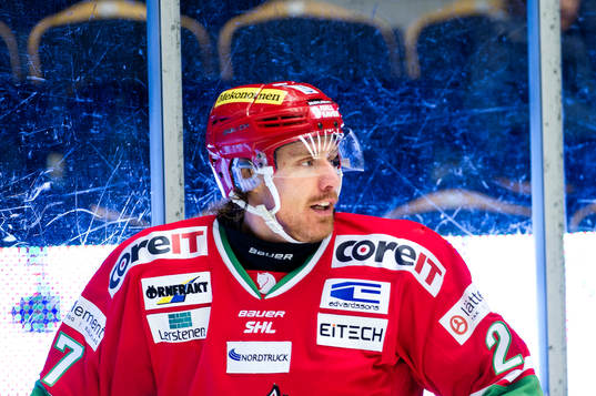 Modos Peter Öberg jublar