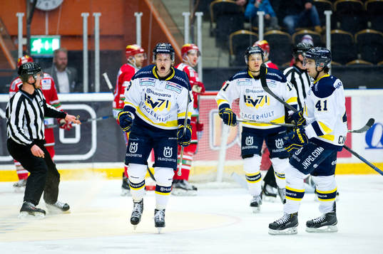 HV71s Oscar Sundh och Chris Campoli jublar