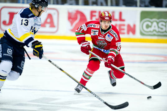 HV71s Oscar Sundh och Modos Emil Djuse