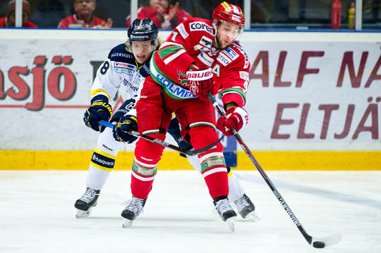 HV71s Anton Bengtsson och Modos Oscar Hedman