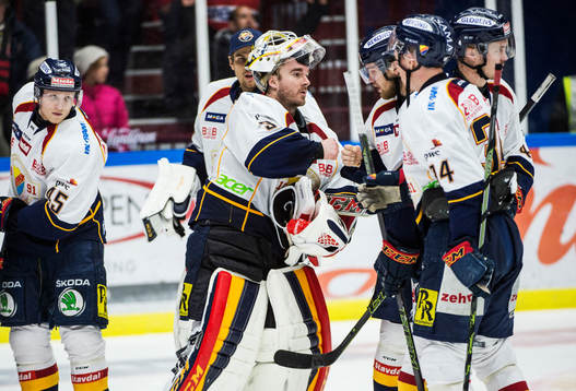 Djurgårdens Alexander Falk,  målvakt Mantas Armalis,