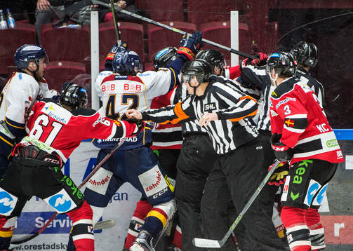 Malmö Redhawks och Djurgårdens spelare drabbas samman i