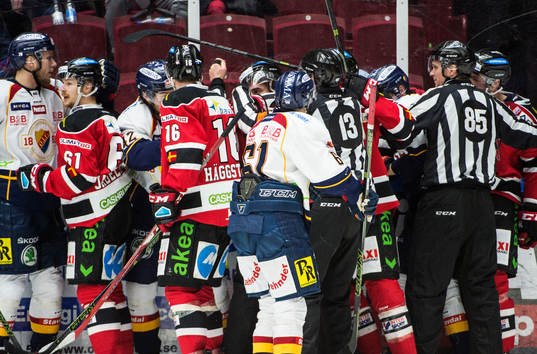 Malmö Redhawks och Djurgårdens spelare drabbas samman i