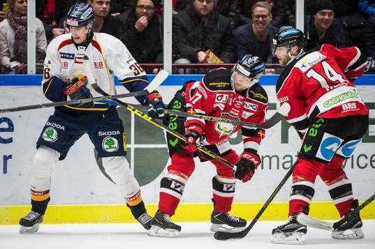Djurgårdens Philip Holm mot Malmö Redhawks Adam Burish