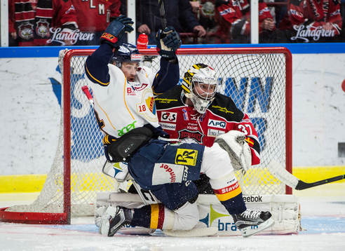 Djurgårdens Daniel Brodin i knät på Malmö Redhawks