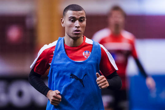 Helsingborgs Jordan Larsson värmer upp