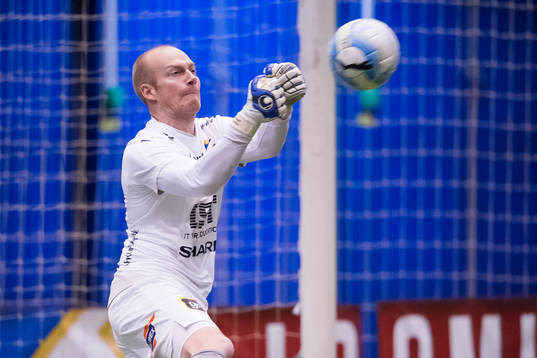 Östers målvakt Rasmus Rydén boxar ut bollan