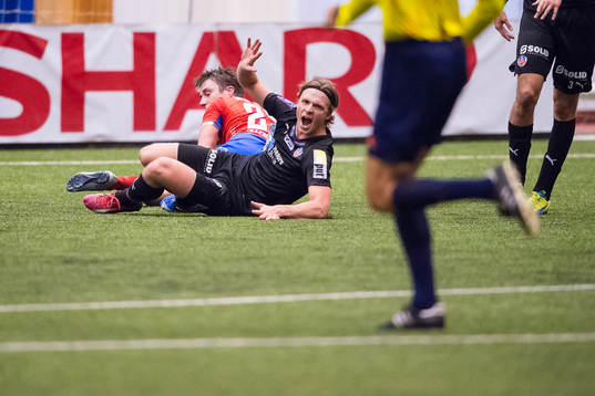 Helsingborgs Carl Johansson ropar mot domaren