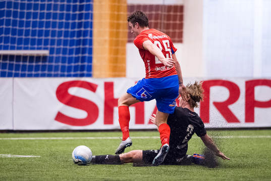 Helsingborgs Carl Johansson bryter bollen från Östers
