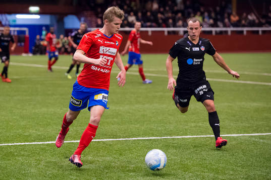 Östers Fritiof Björkén jagas av Helsingborgs Calle Wede