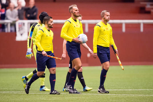 Huvuddomare Andreas Johansson med assisterande domarna