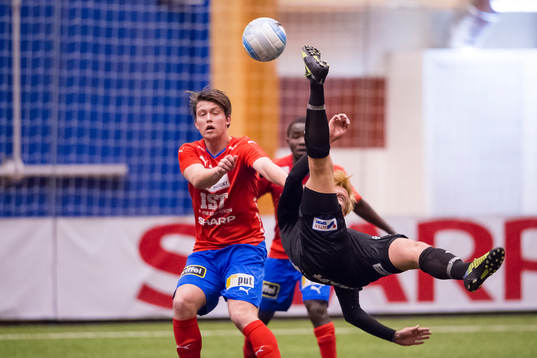 Helsingborgs Alexander Achinioti Jönsson försöker sig
