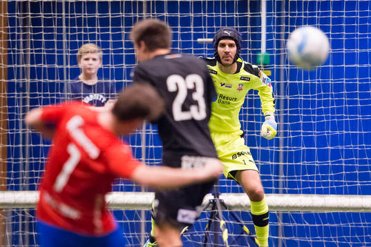 Helsingborgs målvakt Matt Pyzdrowski fokuserar på bollen