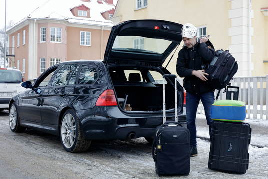 Fotograf Peter Holgersson på väg till ishockeymatchen i