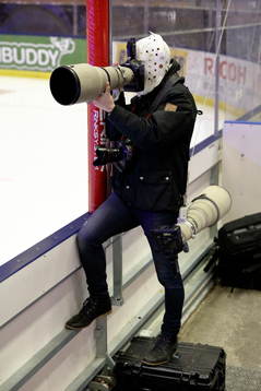 Fotograf Peter Holgersson fotograferar