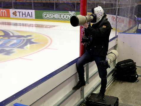 Fotograf Peter Holgersson fotograferar