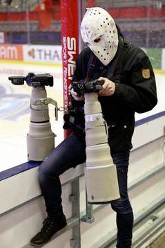 Fotograf Peter Holgersson fotograferar